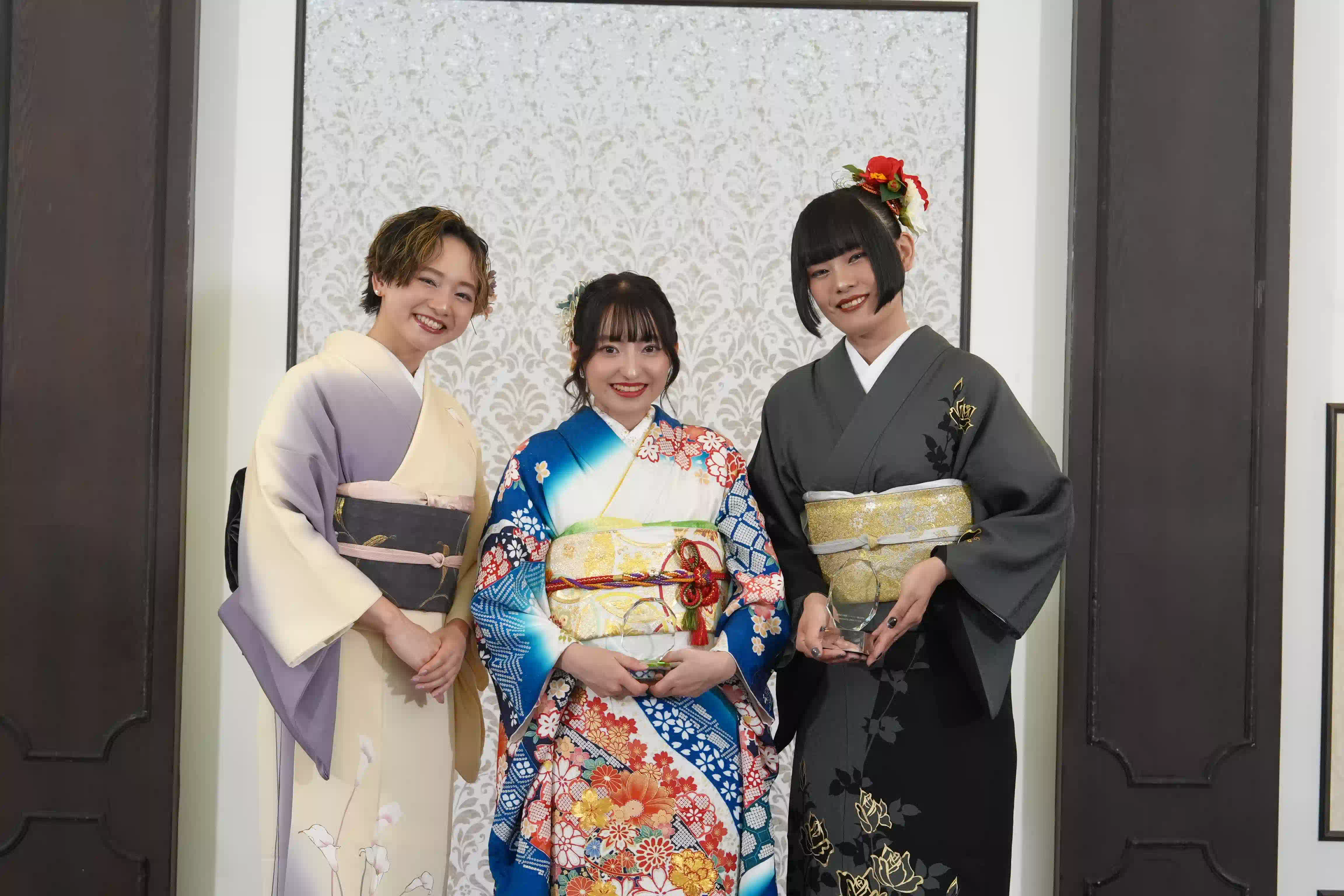 京都きもの友禅オンラインストアより、授賞式の衣装をご提供